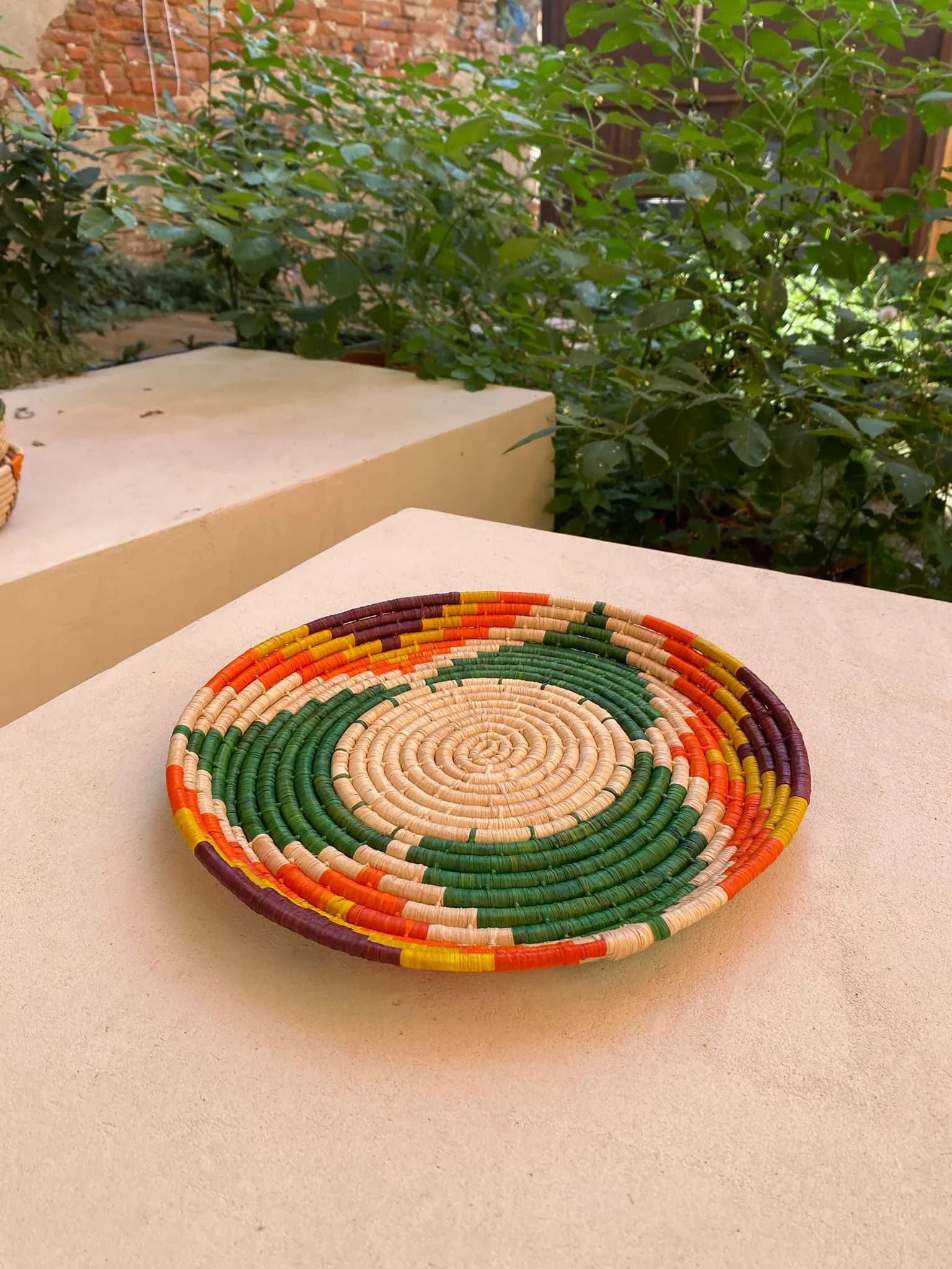 Plat en raphia artisanal multicolore