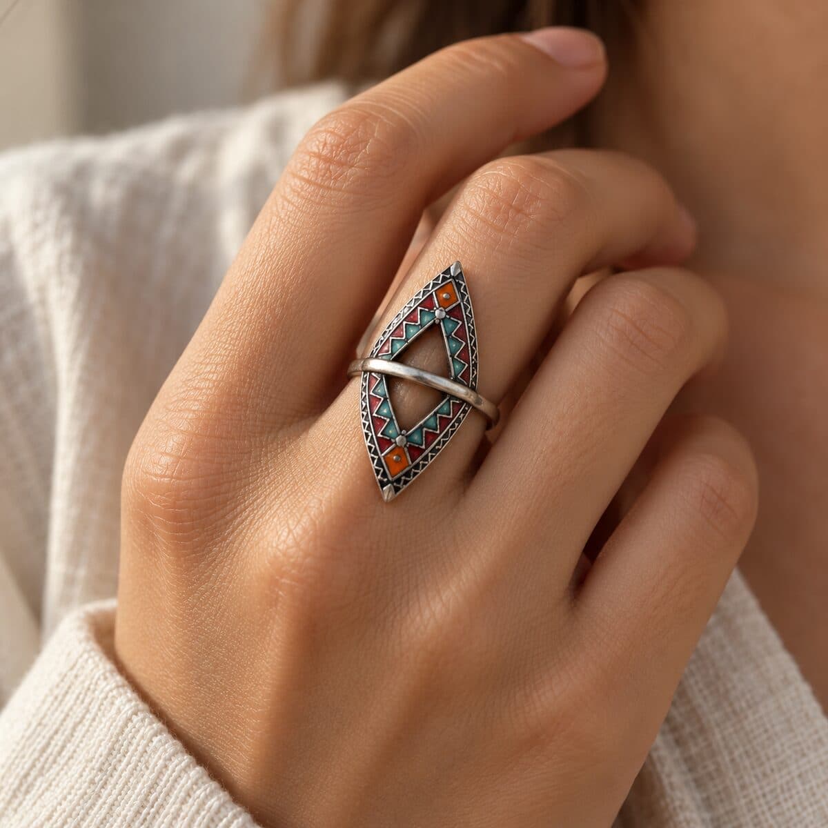 Bague argent amazighe "MASSA" portée au doigt