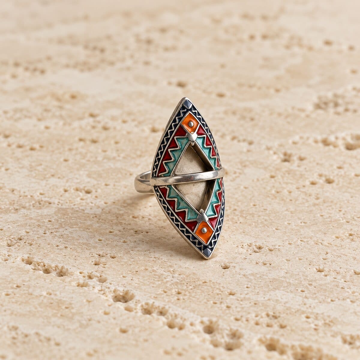 Bague argent amazighe "MASSA" sur fond en travertin
