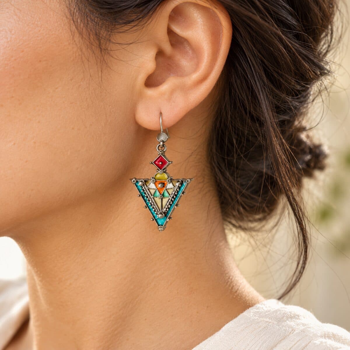 Boucle en argent "AYUR" émaillée portée à l’oreille