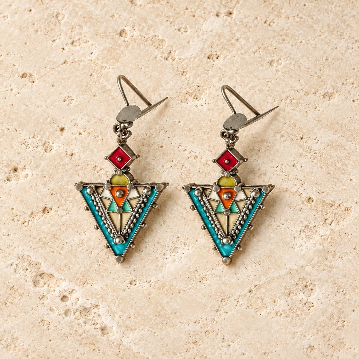 Boucles en argent "AYUR" émaillées sur fond en travertin