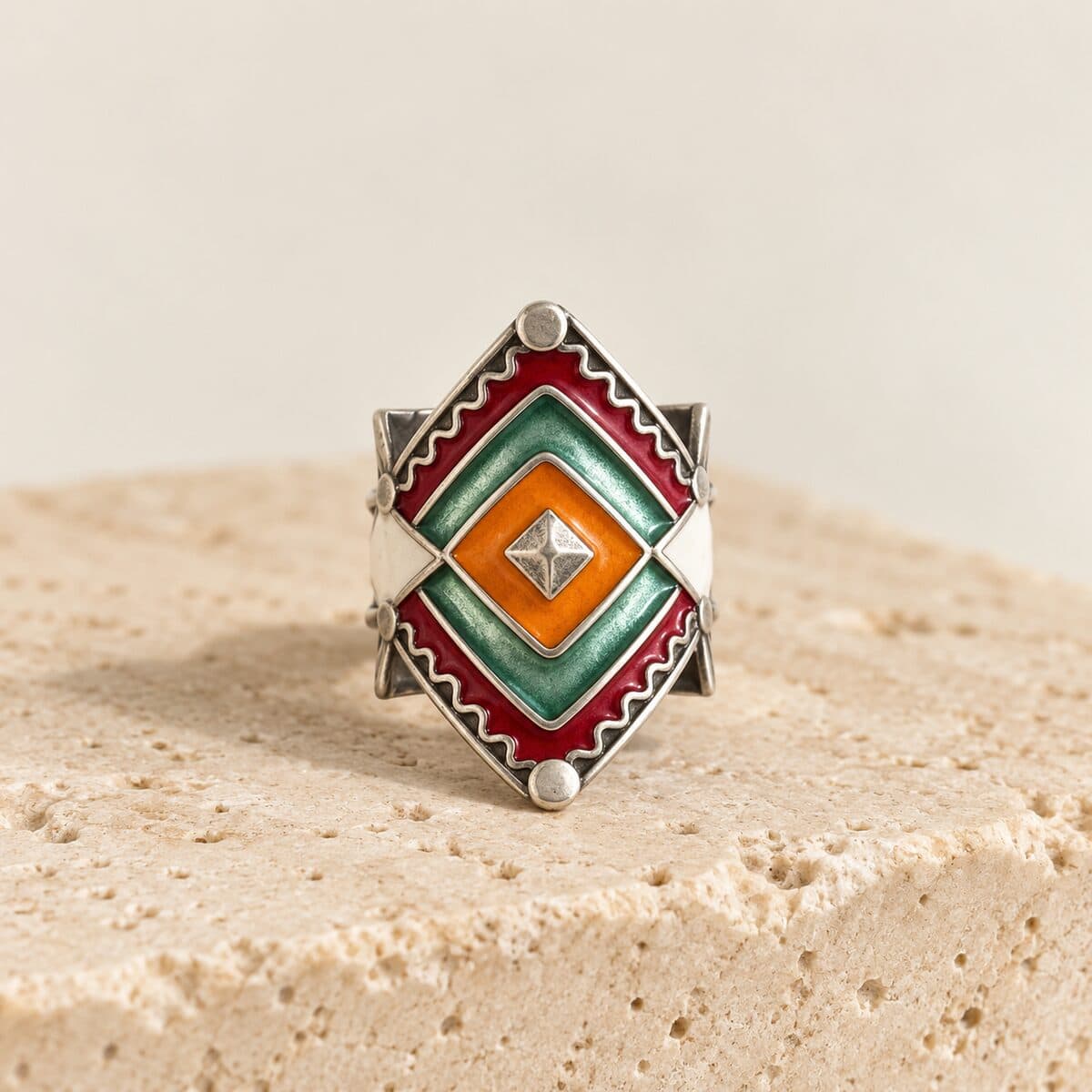 Bague MINA en argent émaillé rouge, vert et orange sur travertin