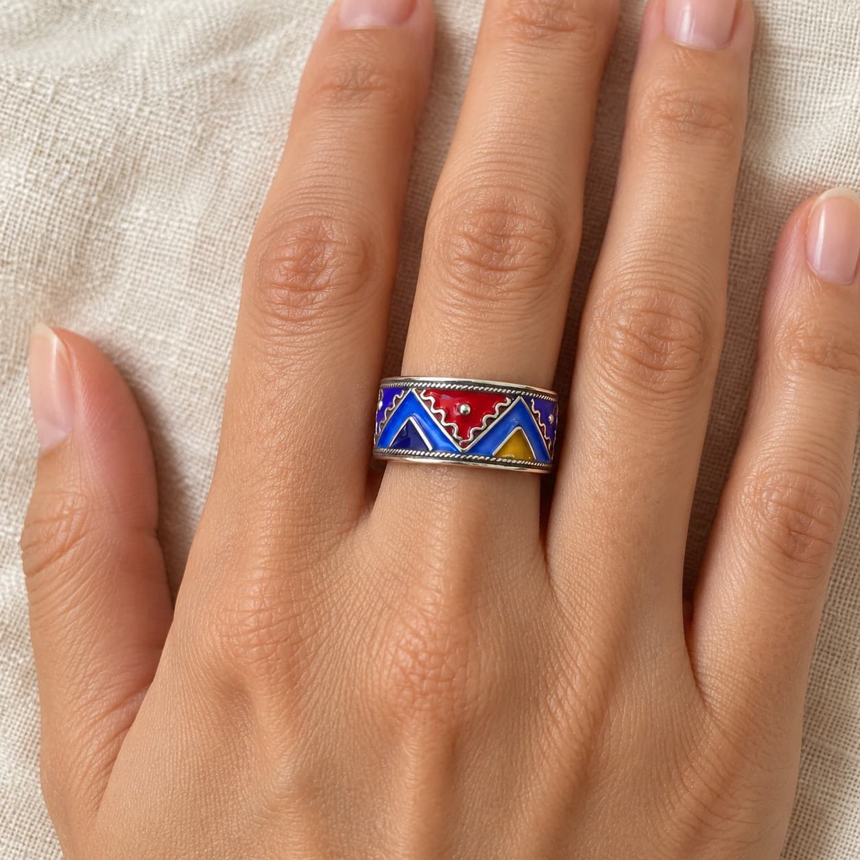 Bague ZARA en argent émaillé portée à la main, anneau large bleu à triangle rouge central