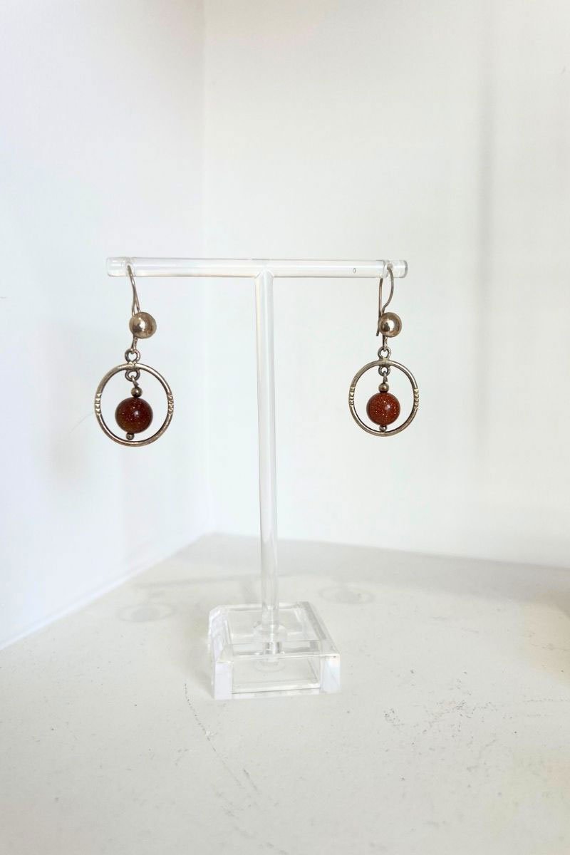 Boucles d'oreilles pendante en argent avec perle rouge irisé de l'ONG Taimane