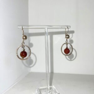 Boucles d'oreilles pendante en argent avec perle rouge irisé de l'ONG Taimane