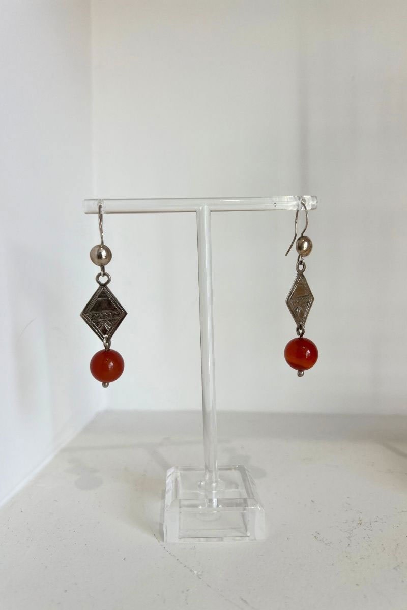 Boucles d'oreilles pendante en argent avec perle rouge de l'ONG Taimane