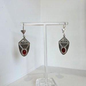 Boucles d'oreilles pendante, pierre rouge en argent de l'ONG Taimane