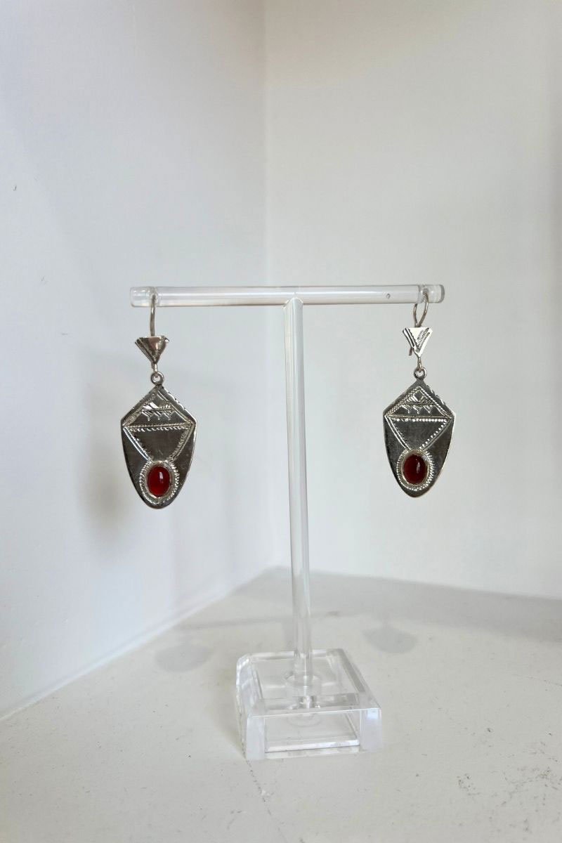 Boucles d'oreilles pendante, pierre rouge en argent de l'ONG Taimane