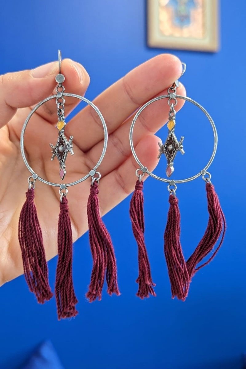 Boucles d'oreilles créoles avec pompon rouge