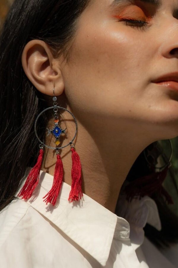 Boucles d'oreilles créoles avec pompon rouge