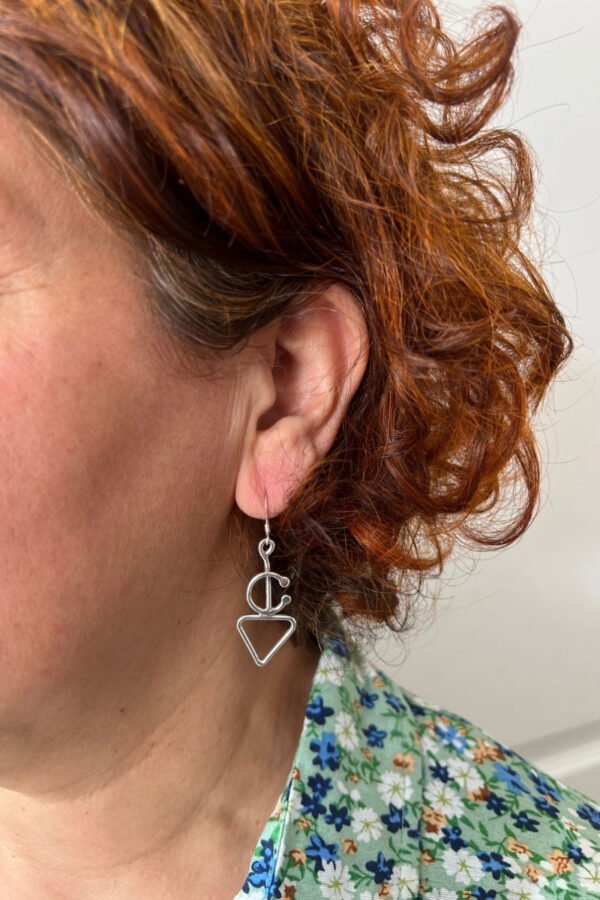 Boucles d'oreilles fibule en argent portée