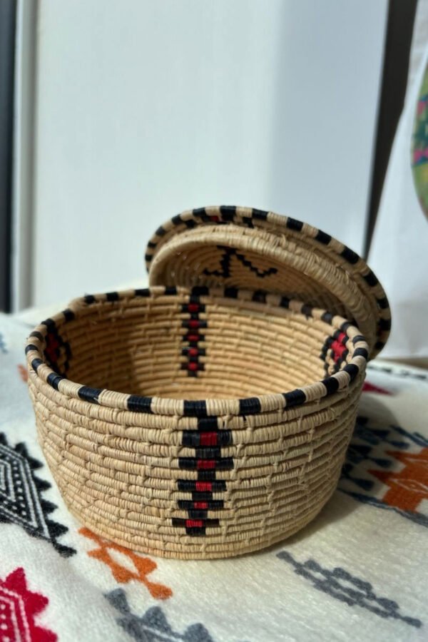 Boite à motif amazigh, berbère avec couvercle plat en raphia