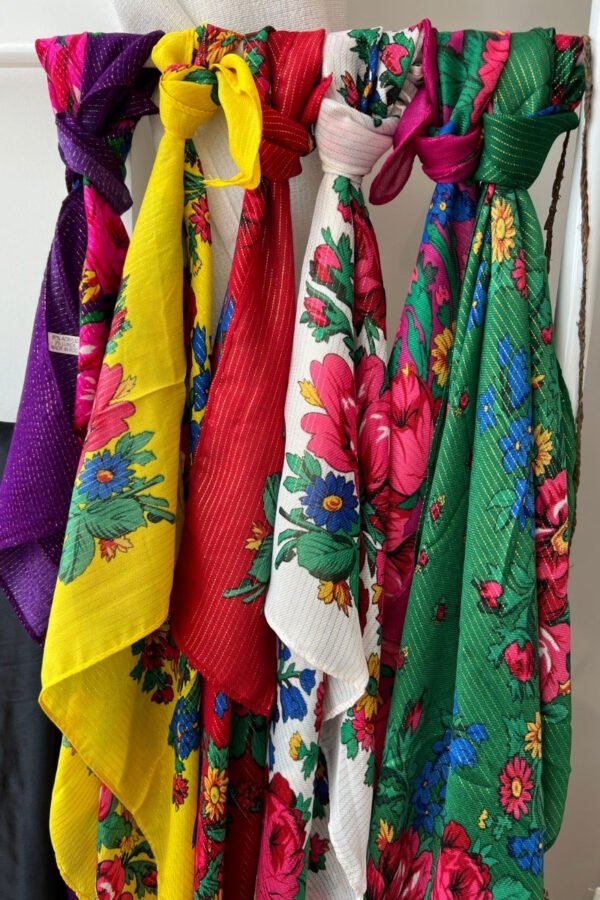 Foulards colorés motifs fleurs été