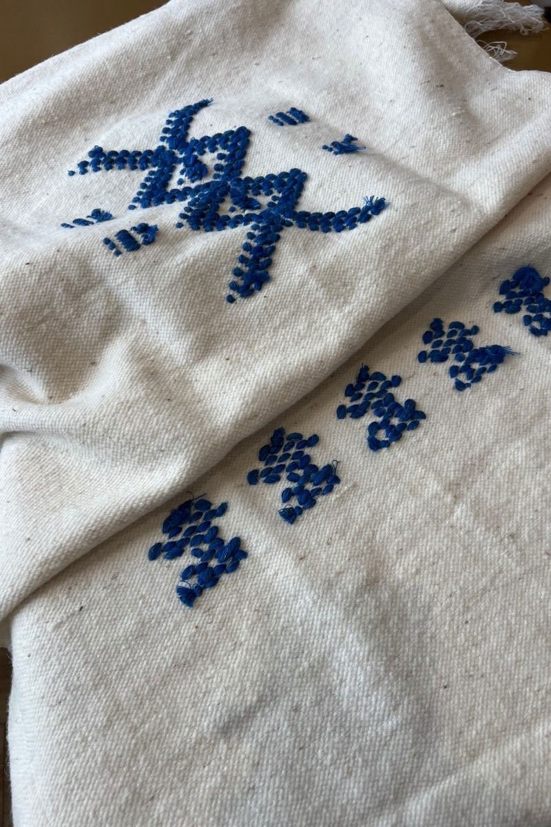 petit plaid à motifs amazighs bleu