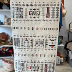 grand tapis blanc motifs Amazigh