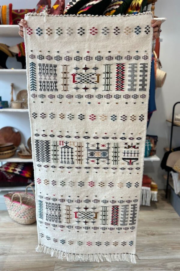 grand tapis blanc motifs Amazigh