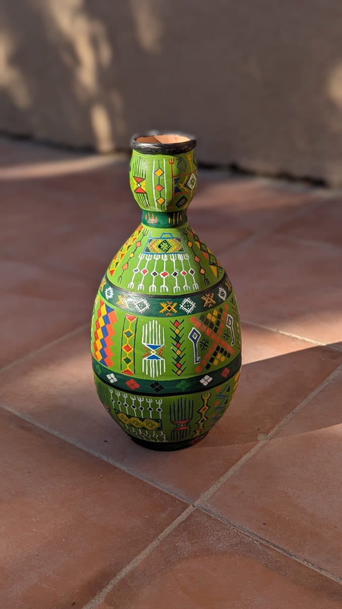 grande jarre verte avec symboles amazigh en poterie