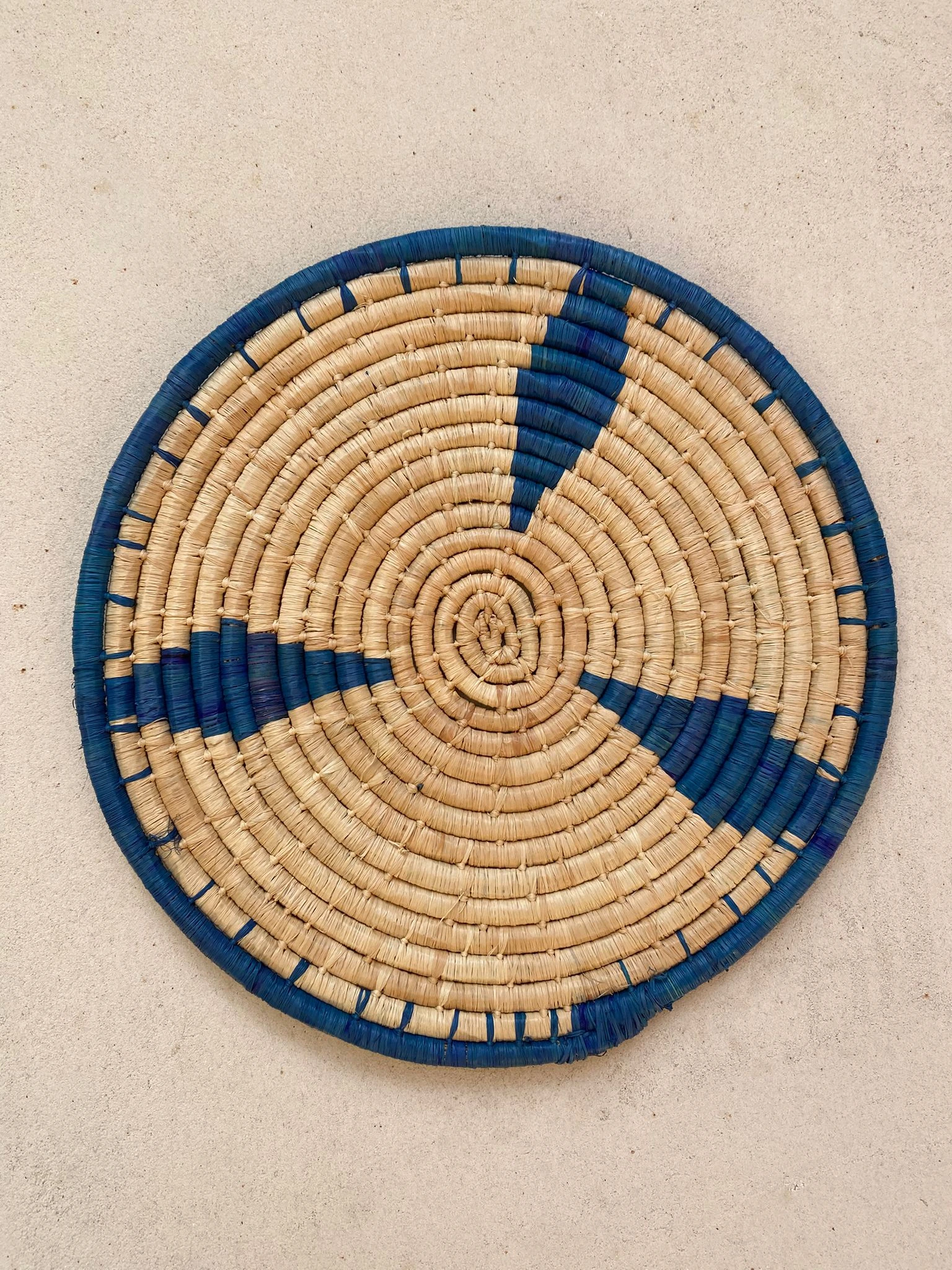 Plat en raphia bleu dessins - Copy