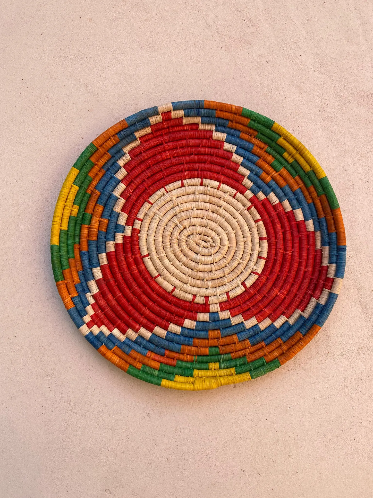 Plat en raphia en couleurs